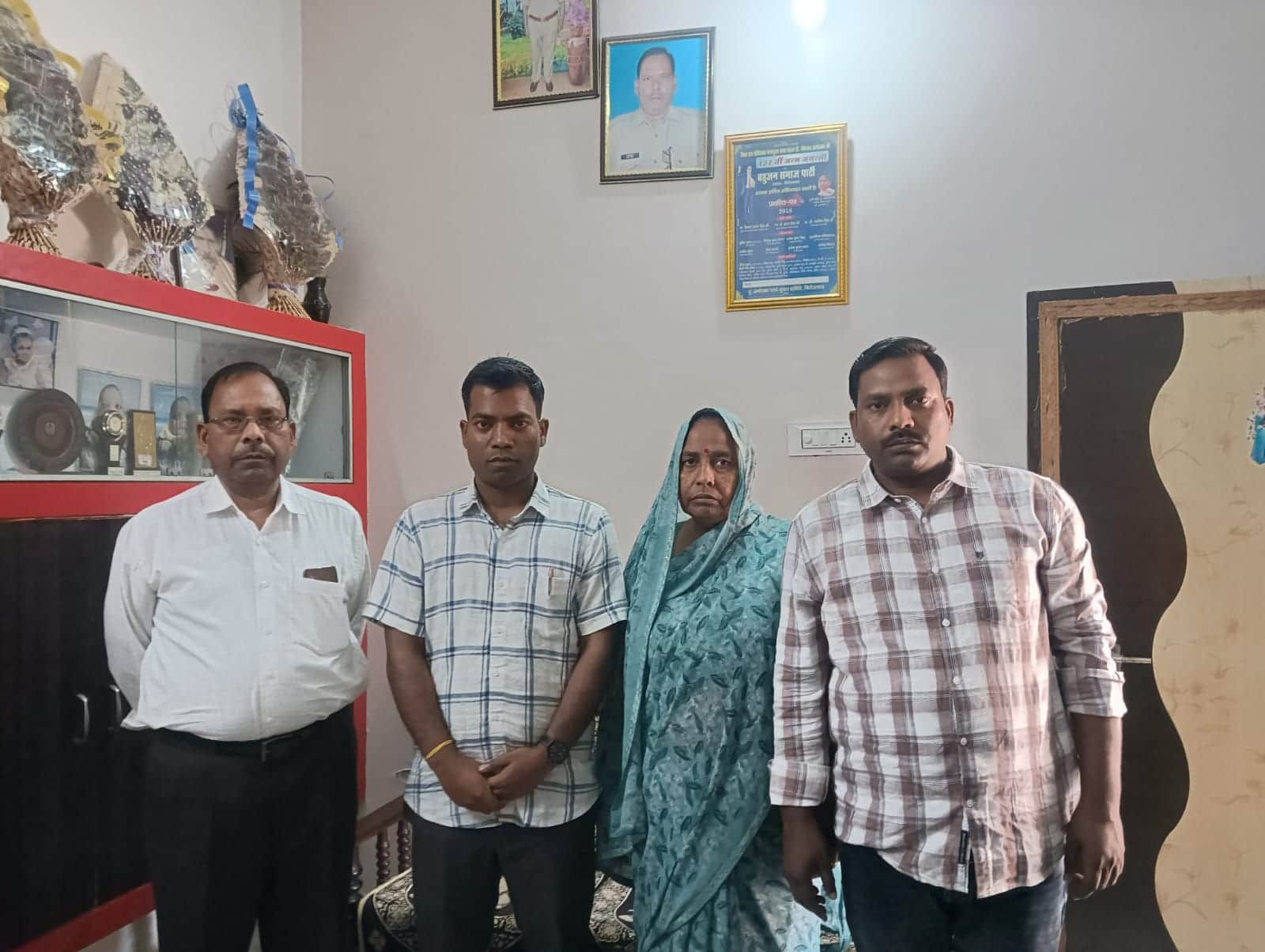 पीसीएस परीक्षा में उत्तीर्णँ राहुल सिंह अपने परिजन के साथ खड़े हुए। संवाद