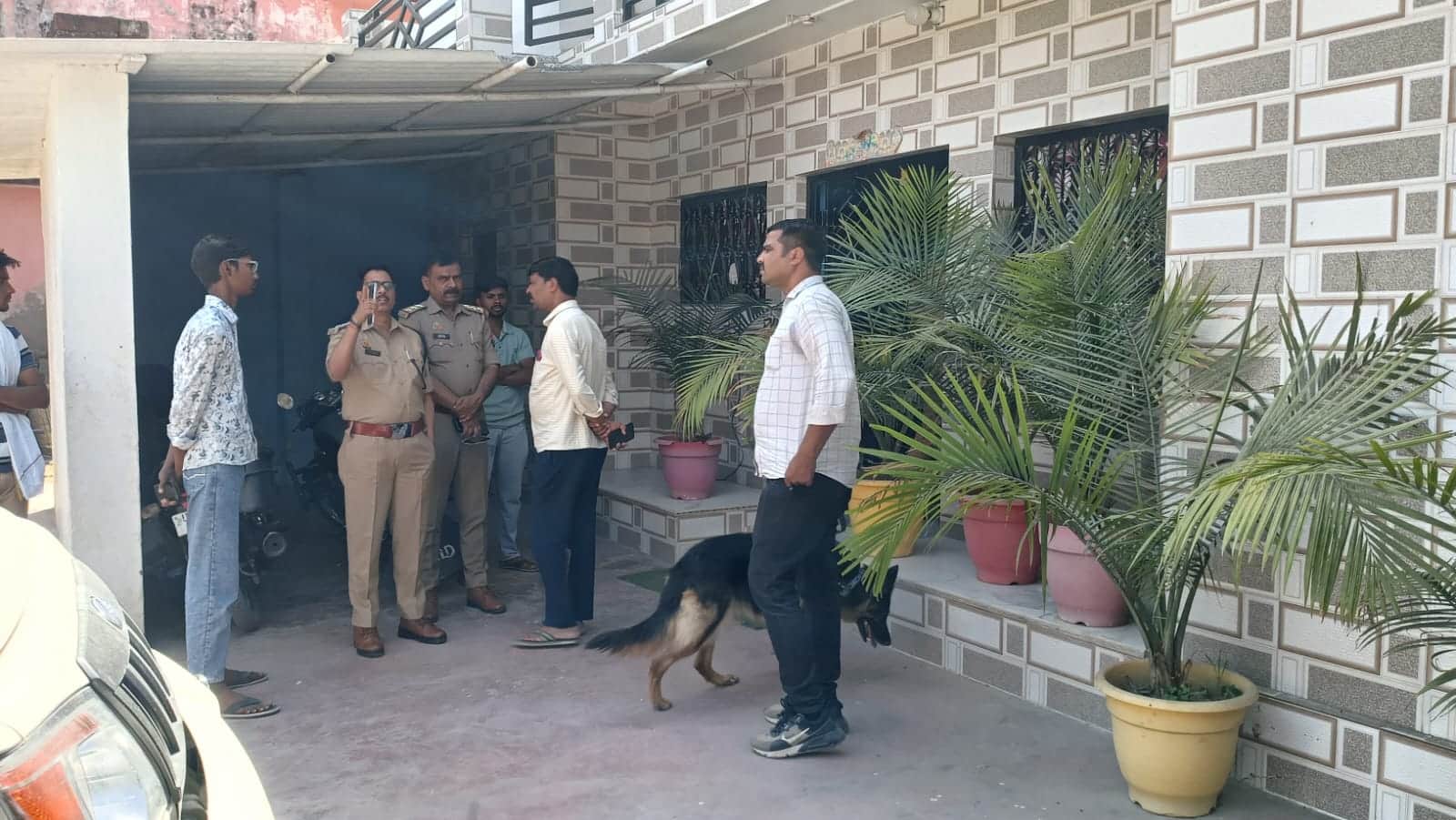 पीड़ित ग्राम प्रधान रितेश गुप्ता से जानकारी लेते करते सीओ सदर डॉ. अजय कुमार सिंह, एसओ हर्षवर्धन 