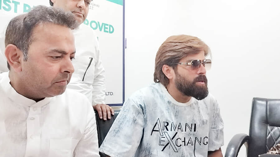 पत्रकारों से बातचीत करते हुए गायक कलाकार मासूम शर्मा। संवाद