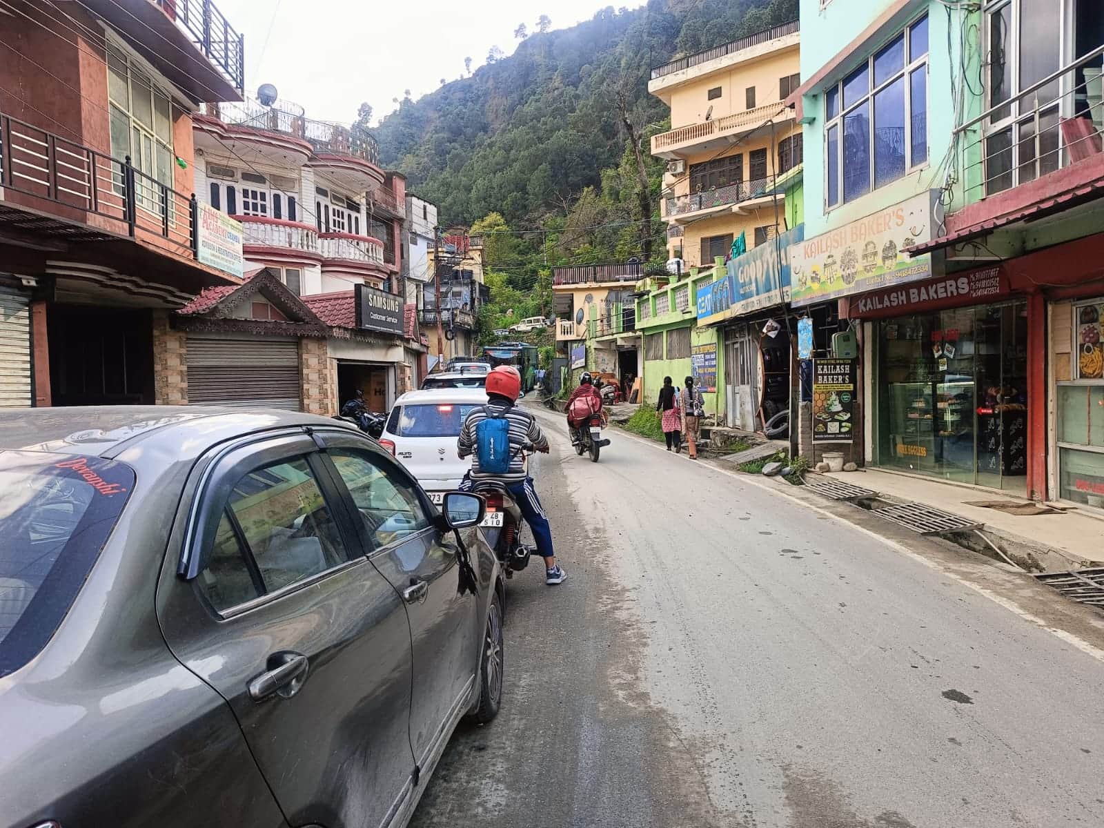 पठानकोट भरमौर नेशनल हाईवे पर रविवार को कॉलेज रोड़ से गुजरते वाहन।