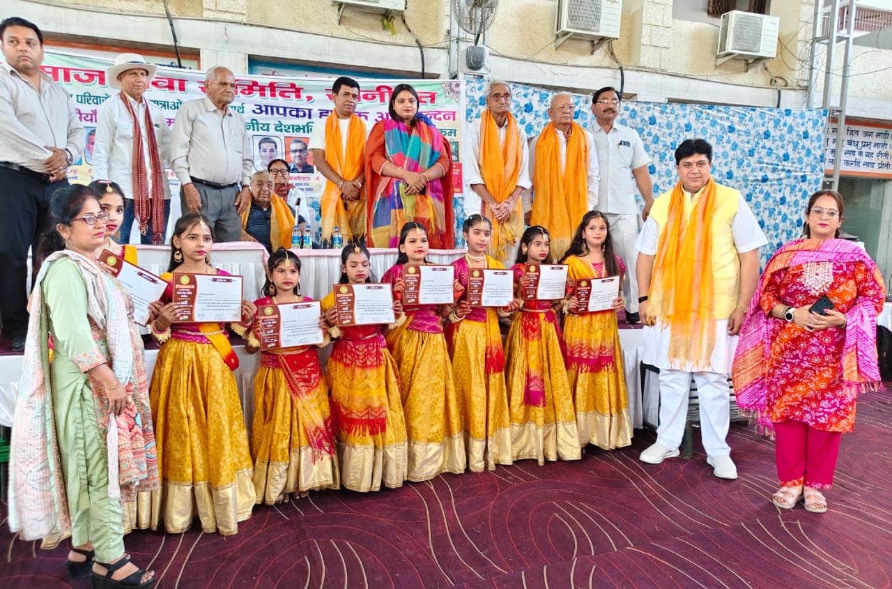 पाठ्य सामग्री वितरण के बाद बच्चों के साथ मुख्य अतिथि कमल दिवान व समाज सेवा समिति के सदस्य। स्र