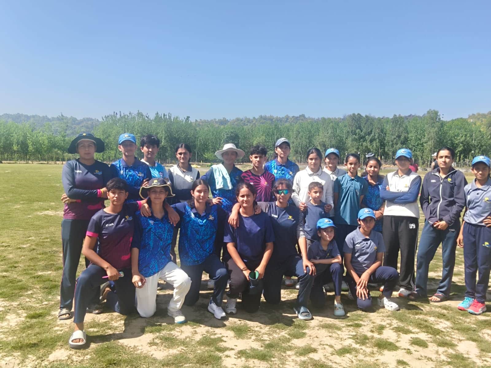 पांवटा के बहराल में क्रिकेट मैच के बाद दोनों टीमें गु्रप में। संवाद