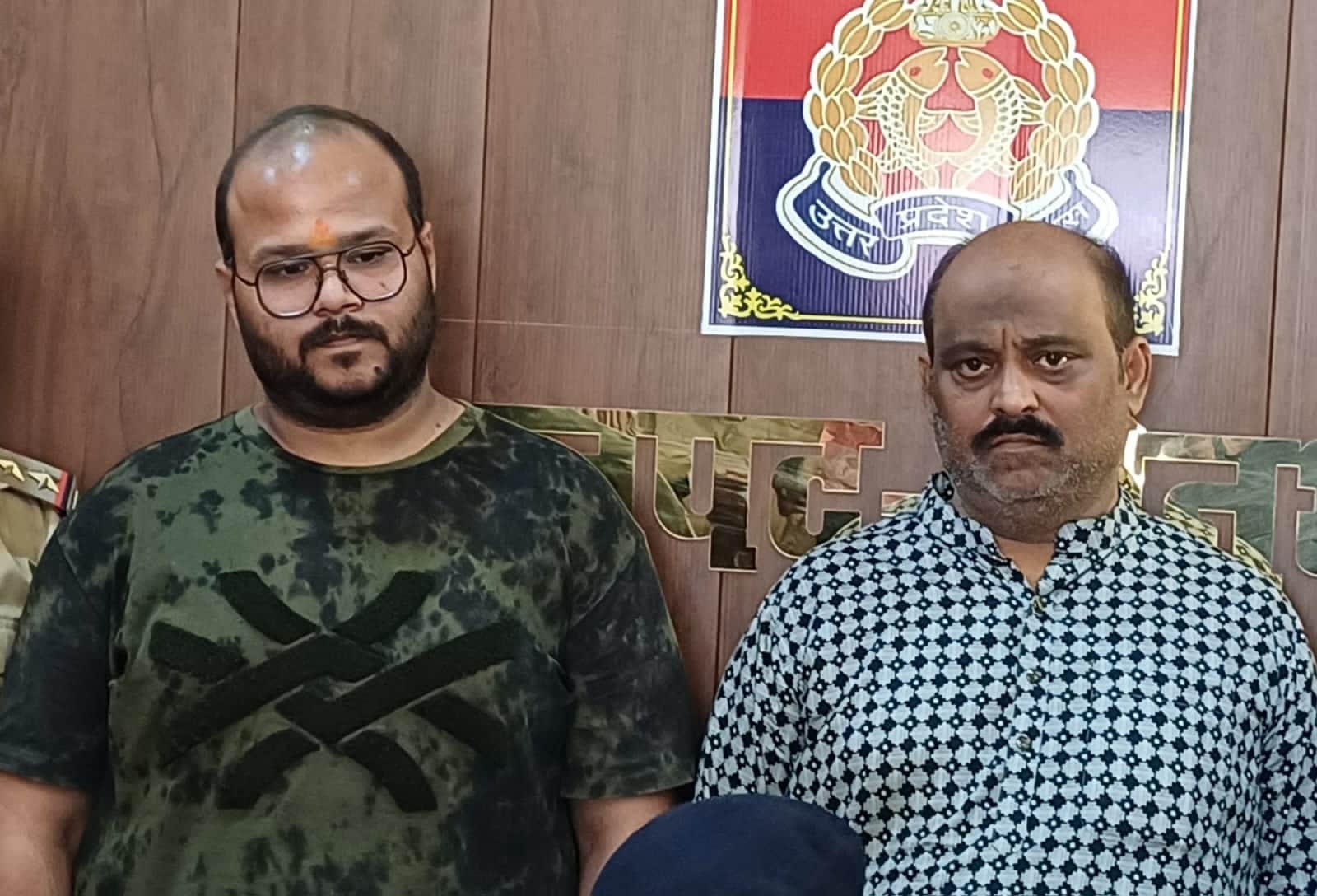 रॉबर्ट्सगंज कोतवाली में कप सीरप तस्करी के आरोपी पिता-पुत्र। संवाद