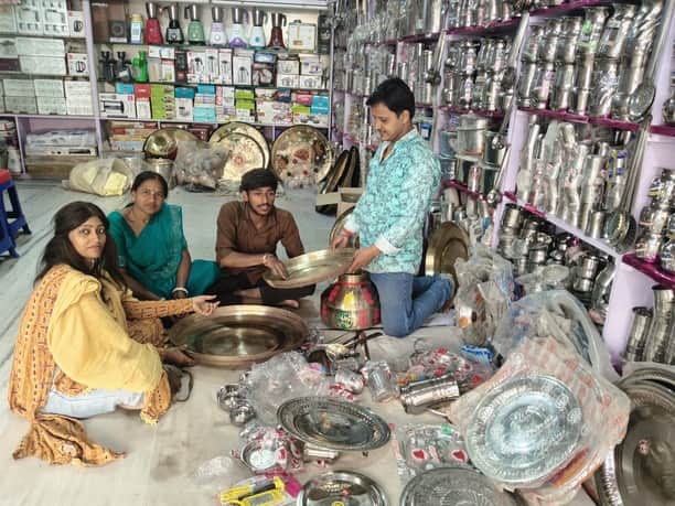 रॉबर्ट्सगंज नगर में बर्तन की खरीदारी करते लोग।संवाद 