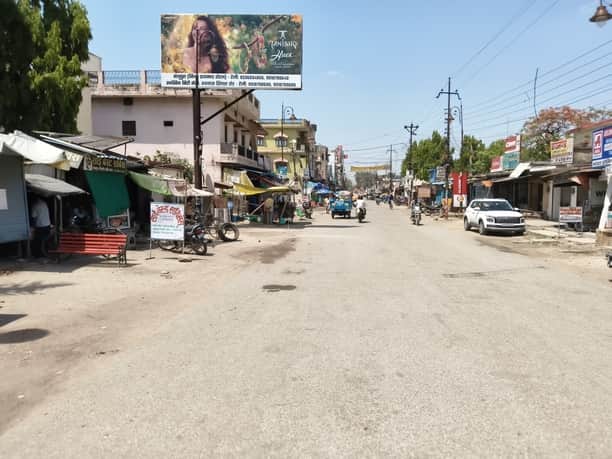 रॉबर्ट्सगंज न्यू मार्केट में प्रचंड धूप से सडक पर पसरा सन्नाटा। संवाद