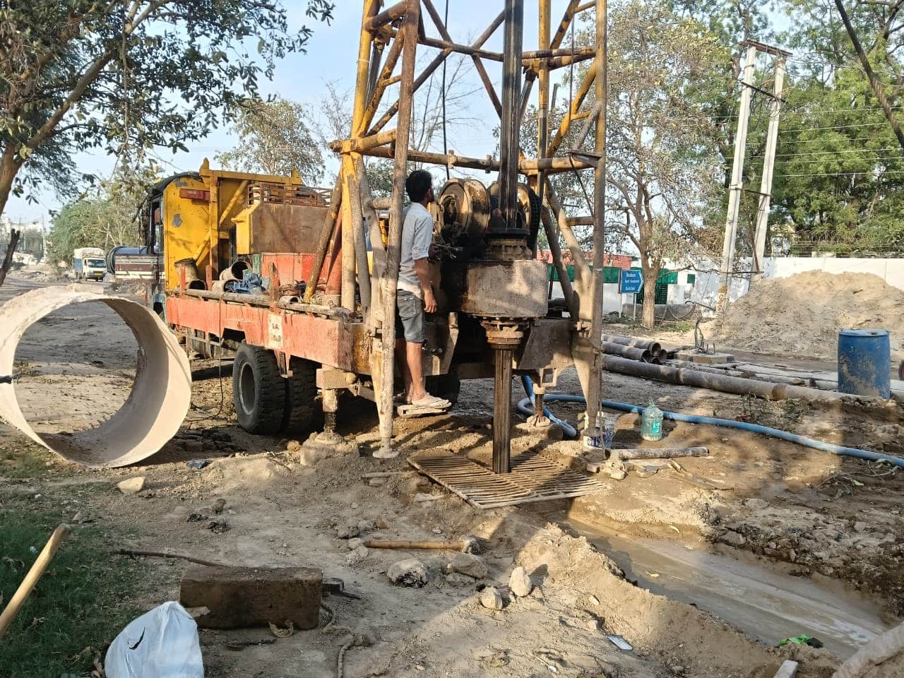 रोहतक रोड पर आरओबी के लिए काम करते श्रमिक। 