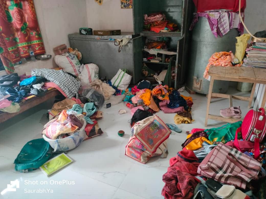 राजेसुल्तानपुर के असनारा गांव में चोरी के बाद रविवार सुबह बिखरा पड़ा सामान।संवाद