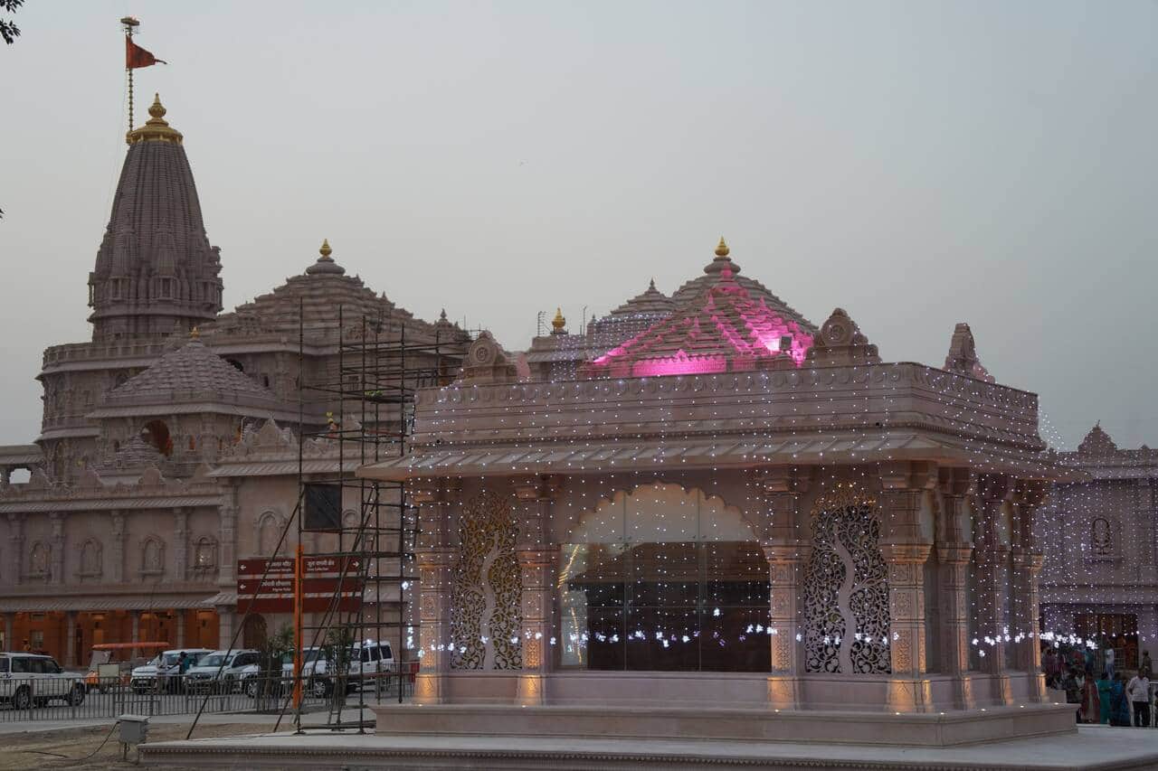 राम मंदिर परिसर में सजे उप मंदिर।