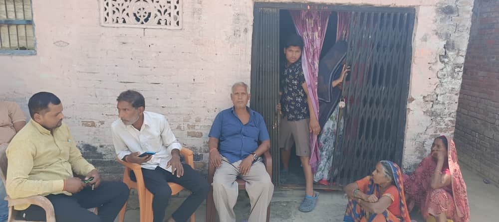 रामकोला क्षेत्र के मोरवन इमिलिया में एसिड से हुई काजल यादव की मौत के बाद अपने रिस्तेदारो के साथ