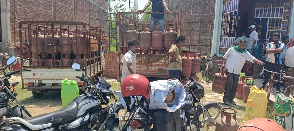 रामकोला में होम डिलीवरी लेकर नेबुआ नौरंगिया से आए इंडियन गैस एजेंसी के ग्रामीण वितरण।स्रोत-सोशल