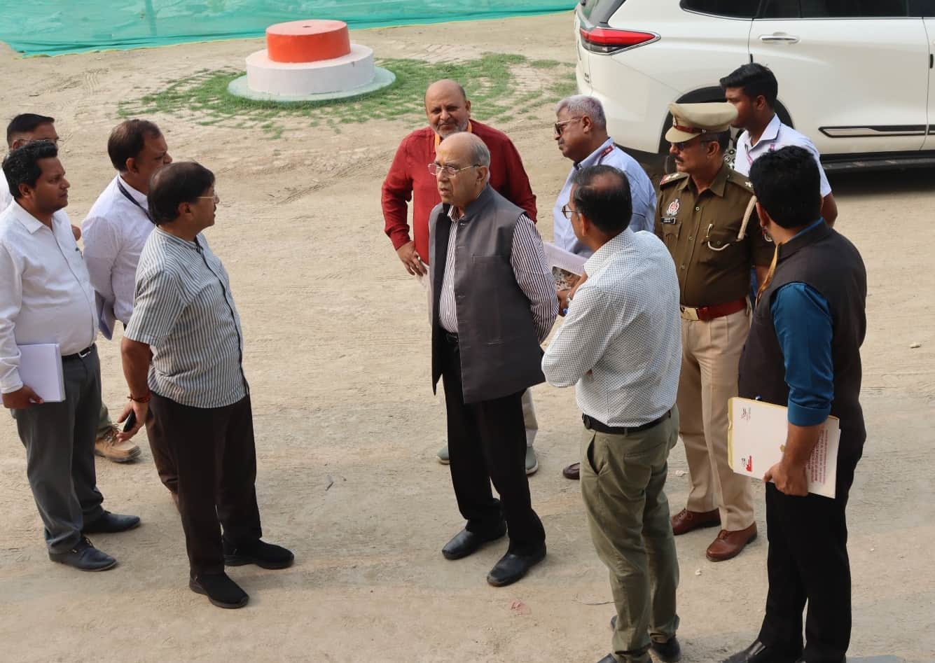 रामकथा संग्रहालय का निरीक्षण करते नृपेंद्र मिश्र।