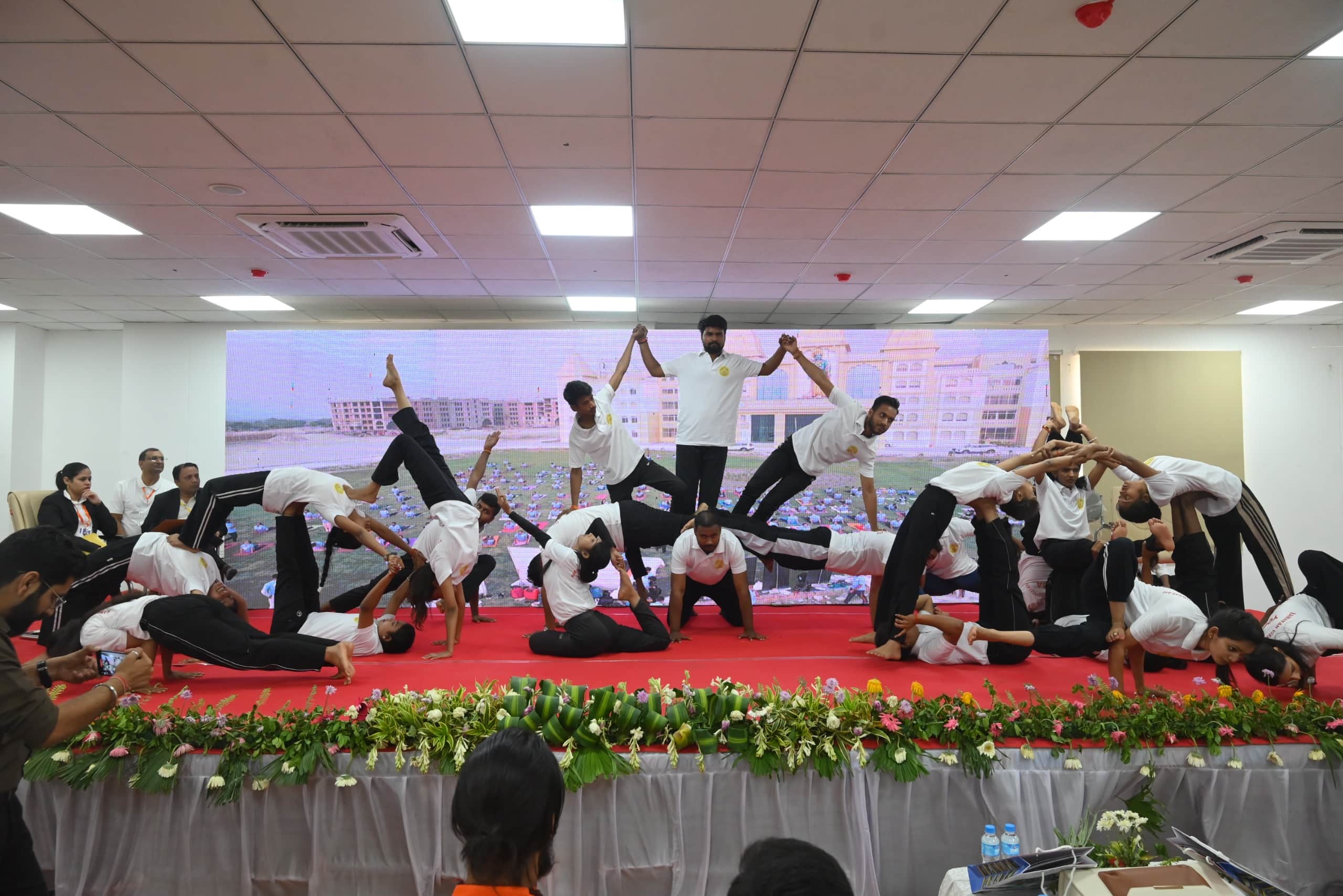 रामायण विवि में योग करते विद्यार्थी व अन्य।