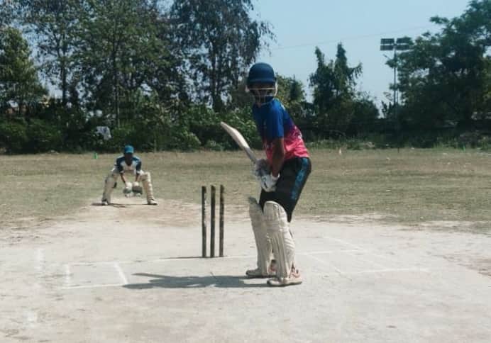 रॉयल प्रूडेंस डिग्री कॉलेज मैदान पर चल रहे क्रिकेट टूर्नामेंट में बल्लेबाजी करता खिलाड़ी। स्रोत