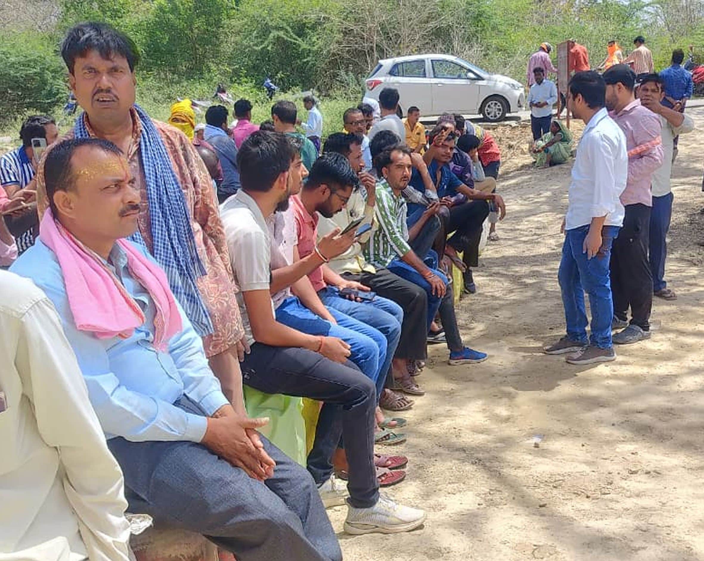 संग्रामपुर में सिलिंडर लेने के लिए लगी उपभोक्ताओं की लंबी कतार।