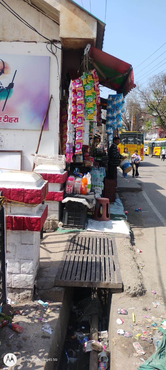 सुजानपुर बाजार में दुकान के बाहर सजाया सामान। संवाद