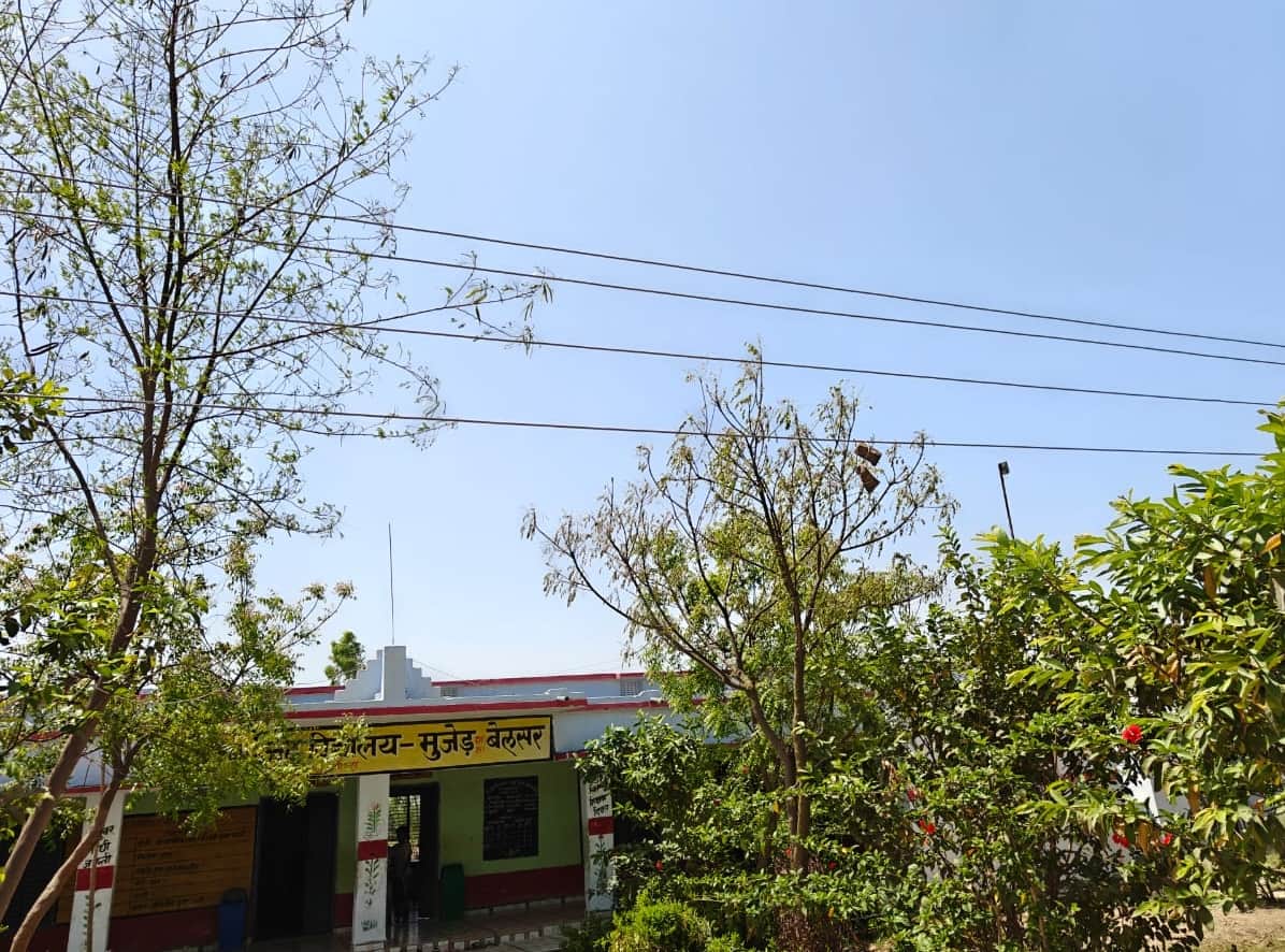 स्कूल की छत से गुजरा हाईटेंशन लाइन का तार।