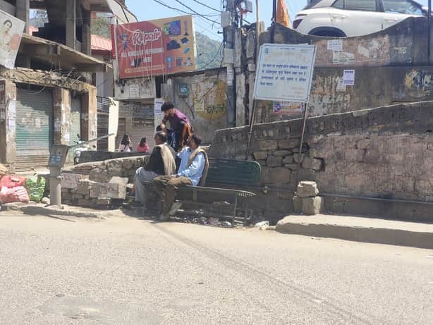 सोलन शहर के पुराने उपायुक्त कार्यालय के पास सड़क किनारे लगा बैंच। संवाद