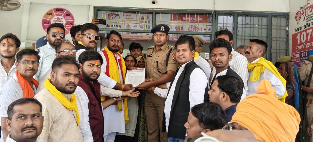 सीओ को ज्ञापन देते शेफर्ड टाइगर फोर्स के कार्यकर्ता। स्रोत- कार्यकर्ता