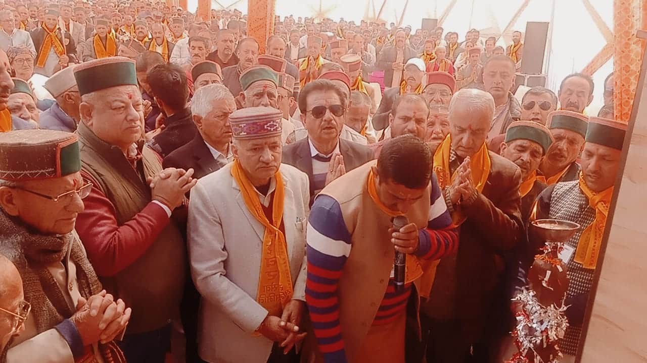 सराहां में आयोजित चूड़ेश्वर सेवा समिति, चूड़धार के महाअधिवेशन में मौजूद समिति के सदस्य। स्रोत :