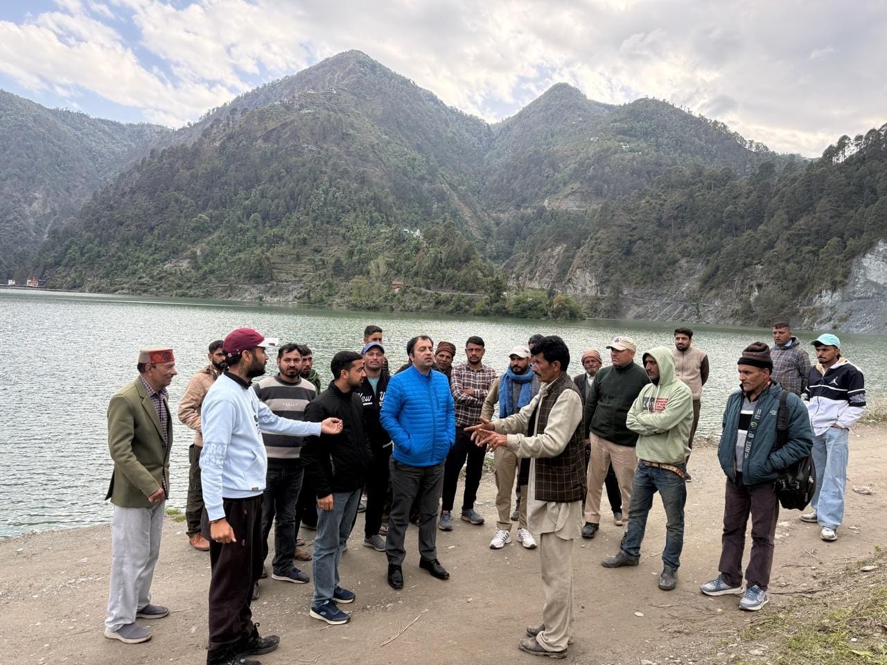 सेवा बांध किनारे गत्ती में मिट्टी धंसने से ठप हुए संपर्क का जायजा लेने पहुंचे एसडीएमसंवाद