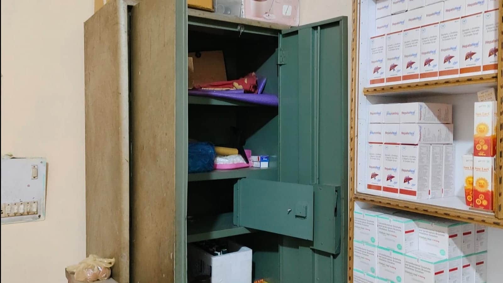 स्वर्ग आश्रम रोड पर दुकान में चोरी होने के बाद खाली पड़ी अलमारी। संवाद