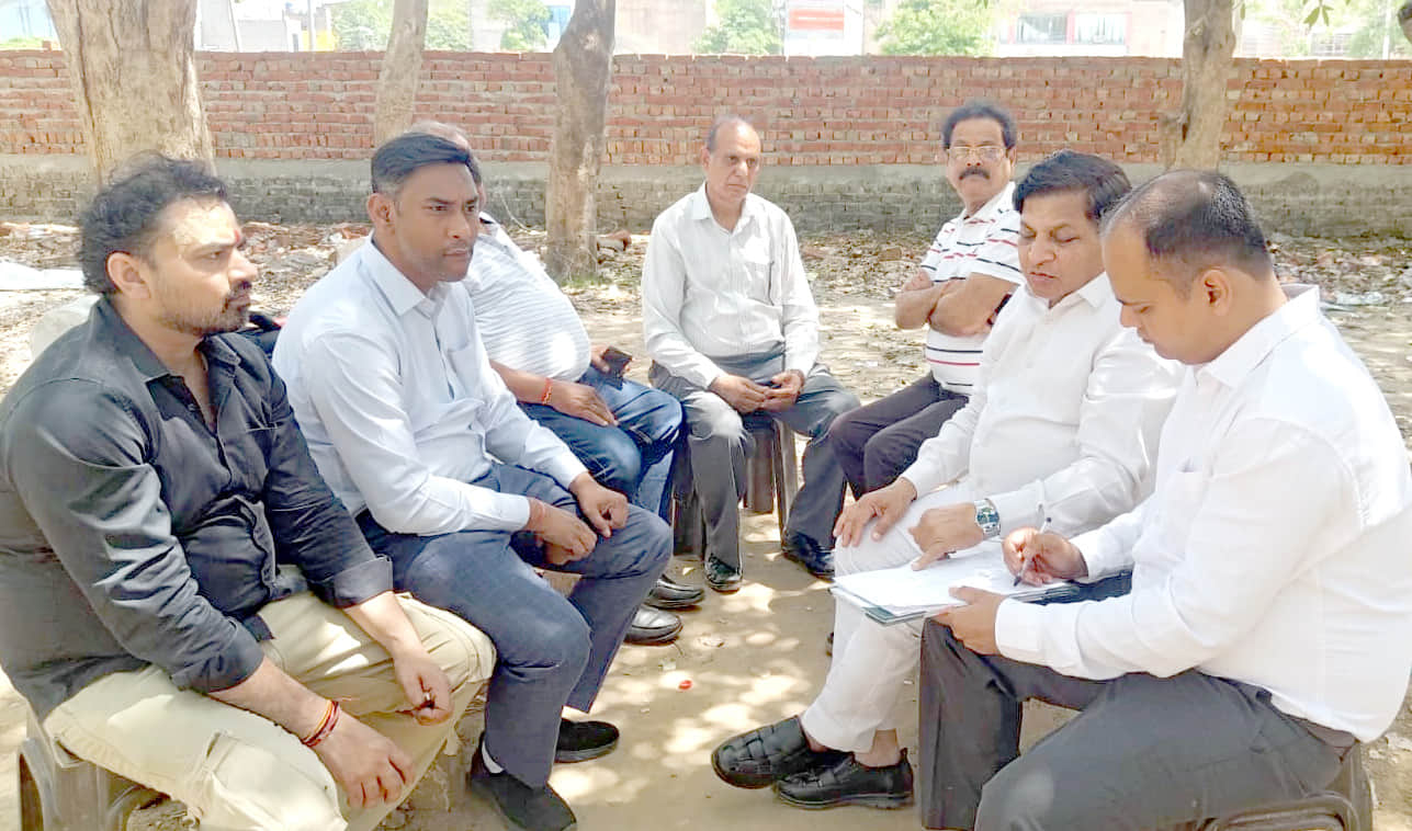 सावरकर उद्यान में आयोजित बैठक में उपस्थित वीर सावरकर विचार मंच के पदाधिकारी। स्रोत : संगठन