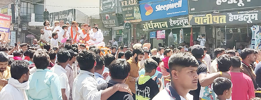 शोभा यात्रा के दौरान गाड़ी पर मौजूद गायक कलाकार। संवाद