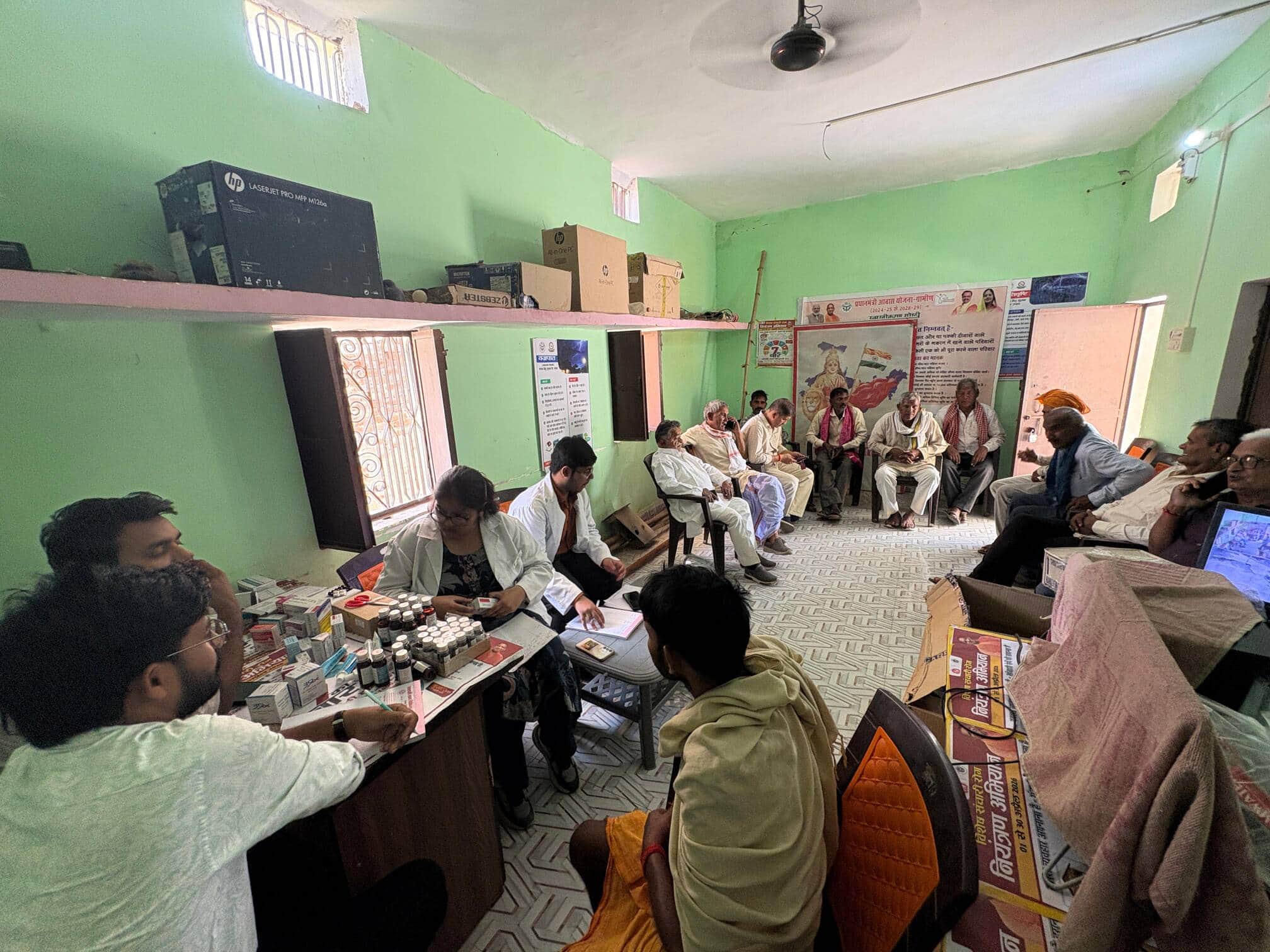 शाहगंज में लगे स्वस्थ शिविर में मरीजों का उपचार करती चिकित्सकों की टीम। -स्रोत जागरूक पाठक