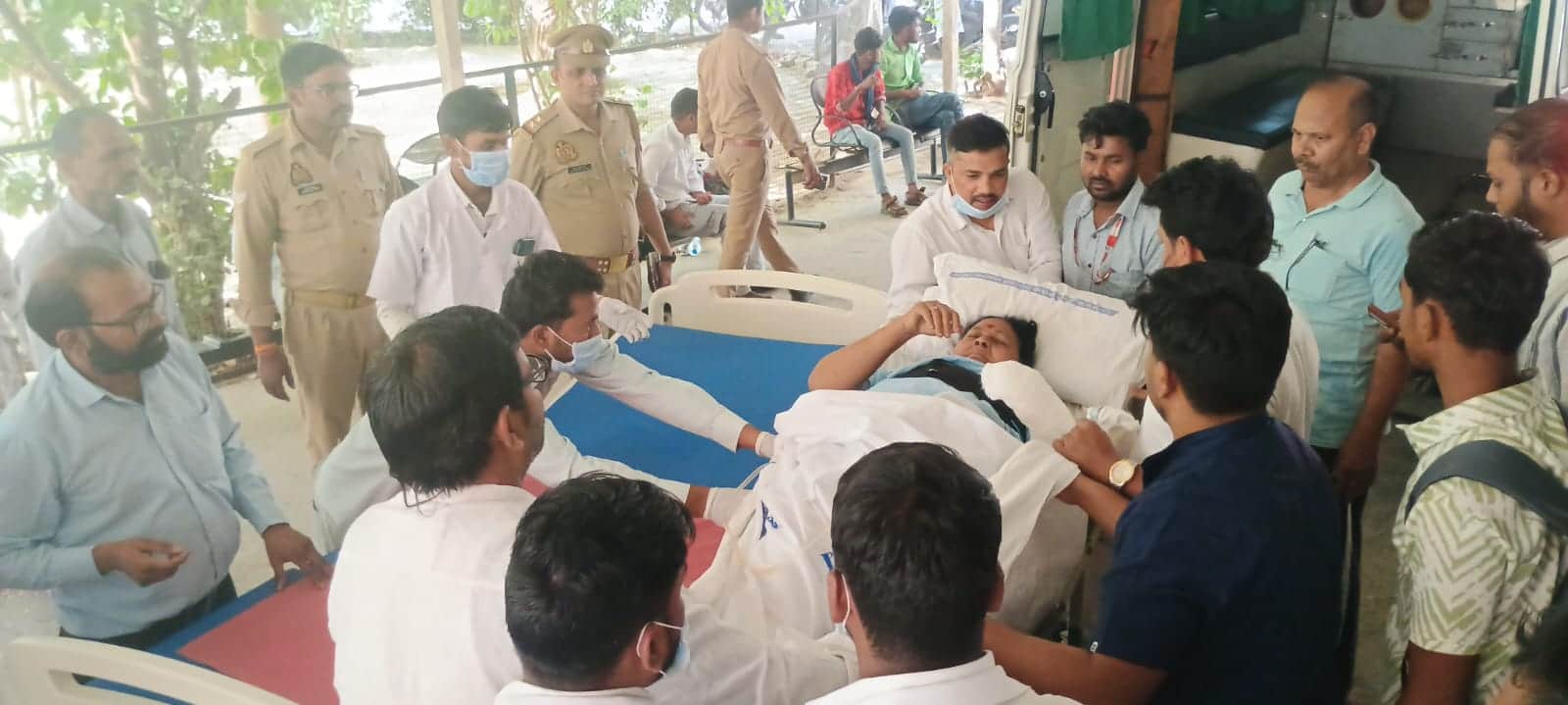 शहर के गोराबाजार स्थित मेडिकल कॉलेज अस्पताल से घायल महिला श्रद्धालु को एंबुलेंस से लेकर जाते स्