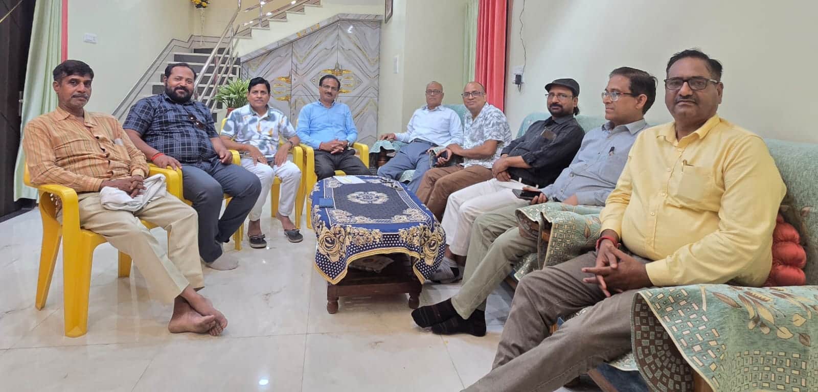 शहर के पीरनगर के पांडेय काॅलोनी में आशा भोंसले के निधन पर आयोजित शोक सभा में शामिल साहित्य चेत