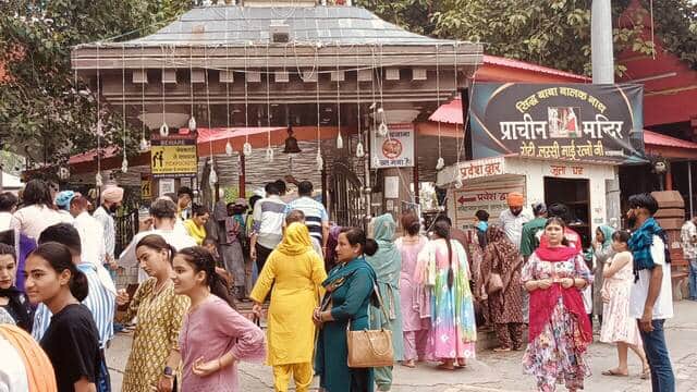 शाहतलाई में दर्शन के लिए पहुंचे श्रद्धालु। संवाद