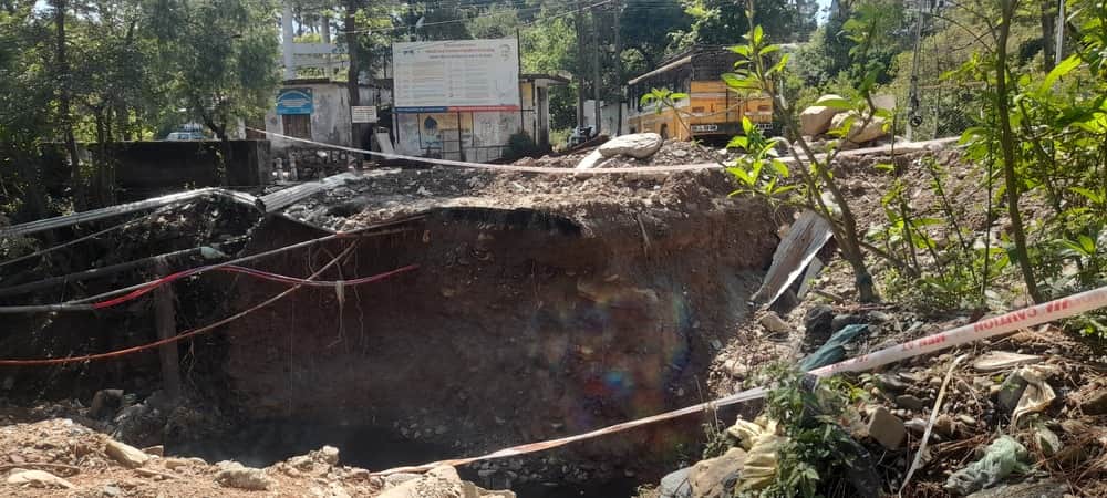 शहीद स्मारक से सर्किट हाउस (एनएच-503) सड़क मार्ग चीलगाड़ी के पास पुल निर्माण के लिए किया गड्ढा।