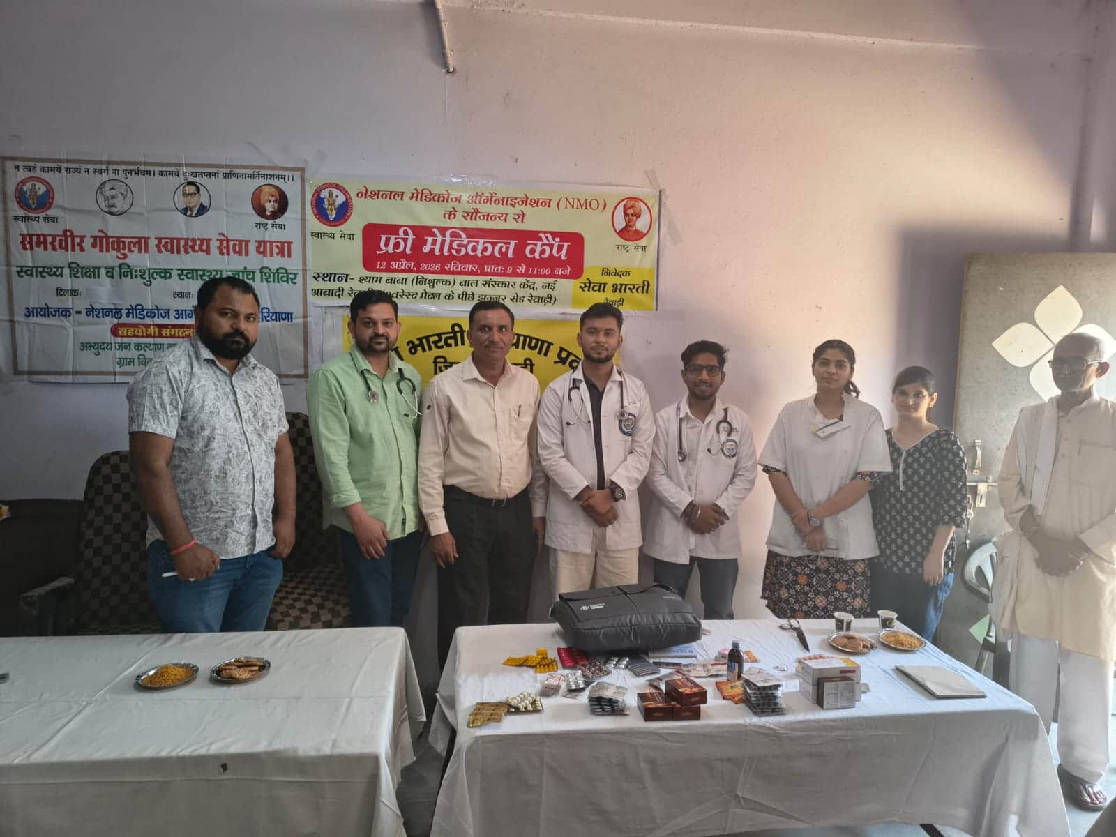 शिविरों में पहुंचे चिकित्सक व मरीज। स्रोत : संस्था