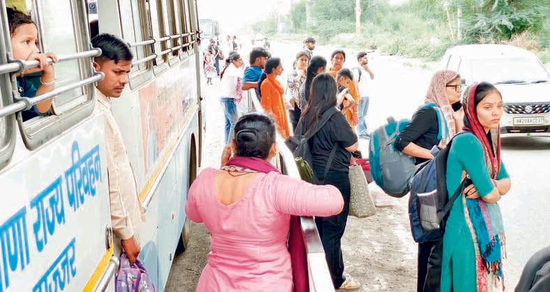 Roadways buses stopped due to highway jam, passengers appeared helpless, operation of more than 40 buses affected due to farmers' protest