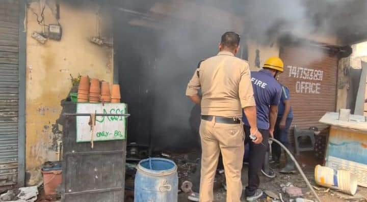 तपोवन के कैफे में लगी आग को बुझाने का प्रयास करतीं दमकल की टीम। स्रोत वीडियो ग्रैब।