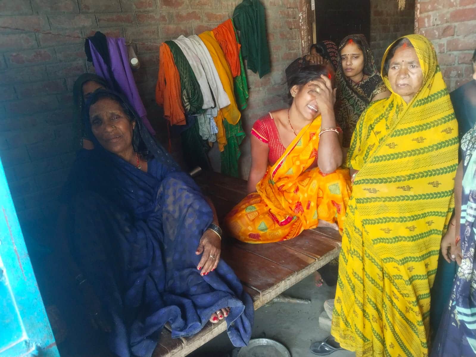 ट्रैक्टर चालक की मौत की सूचनापर वीरपुर गांव में बिलखती महिलाएं। स्रोत.. ग्रामीण