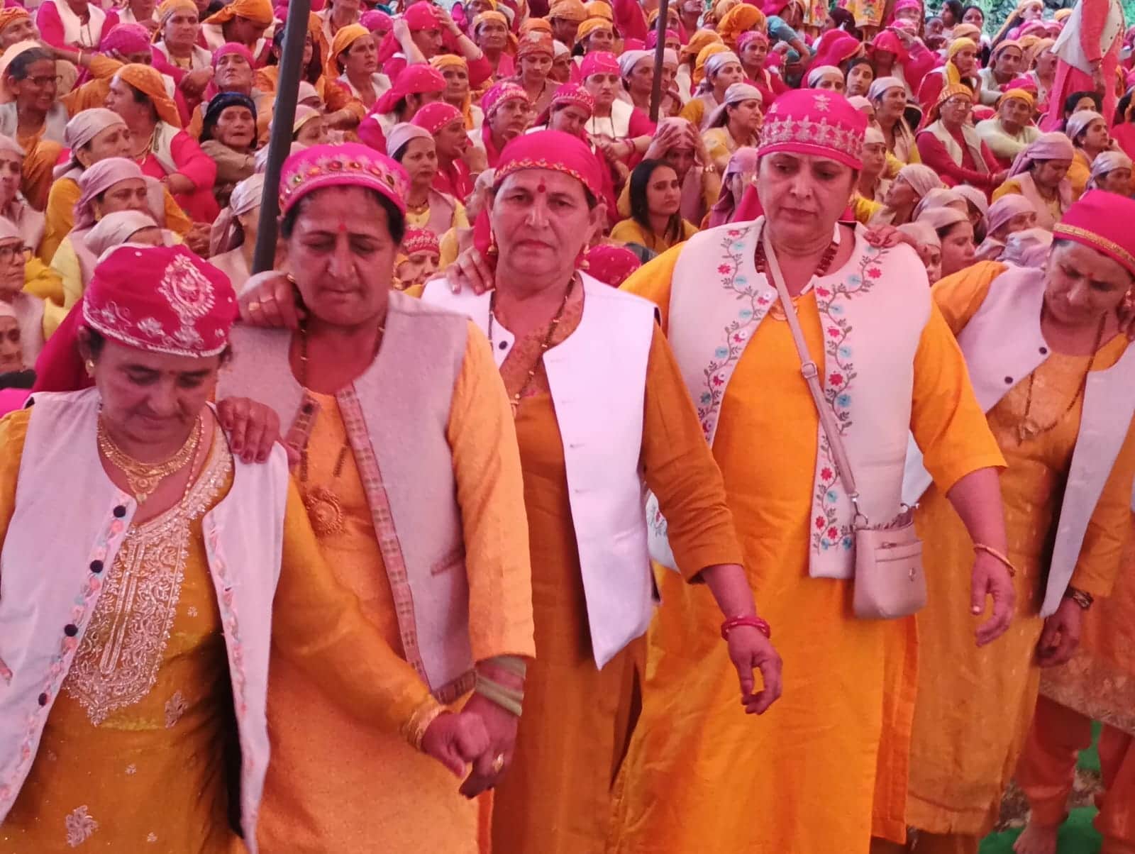 ट्रांसगिरि क्षेत्र के जामना में आयोजित कार्यक्रम में सांस्कृतिक कार्यक्रम प्रस्तुत करतीं महिलाए