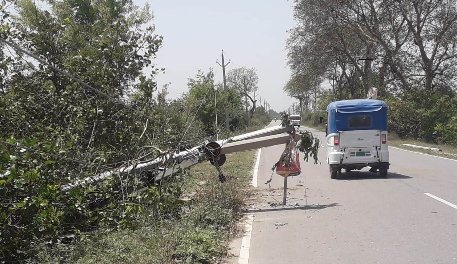 टूटकर गिरा पड़ा बिजली का खंभा।