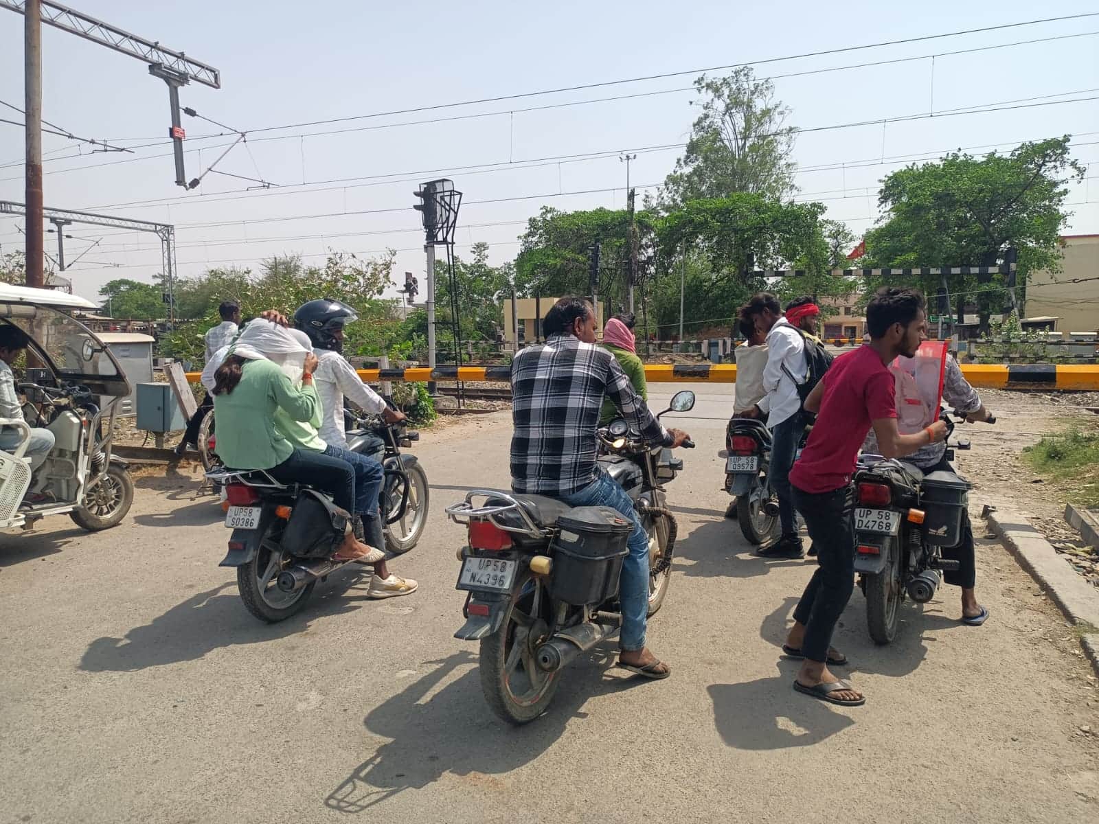 तितौवा में रेलवे क्रासिंग बंद होने से खड़े राहगीर। संवाद