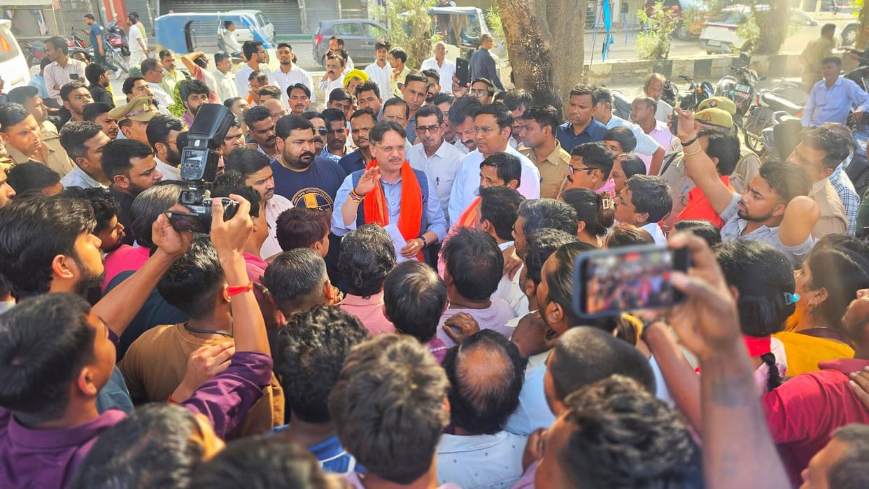 Ten thousand rupees each were given to the traders of Barabirwan vegetable market.