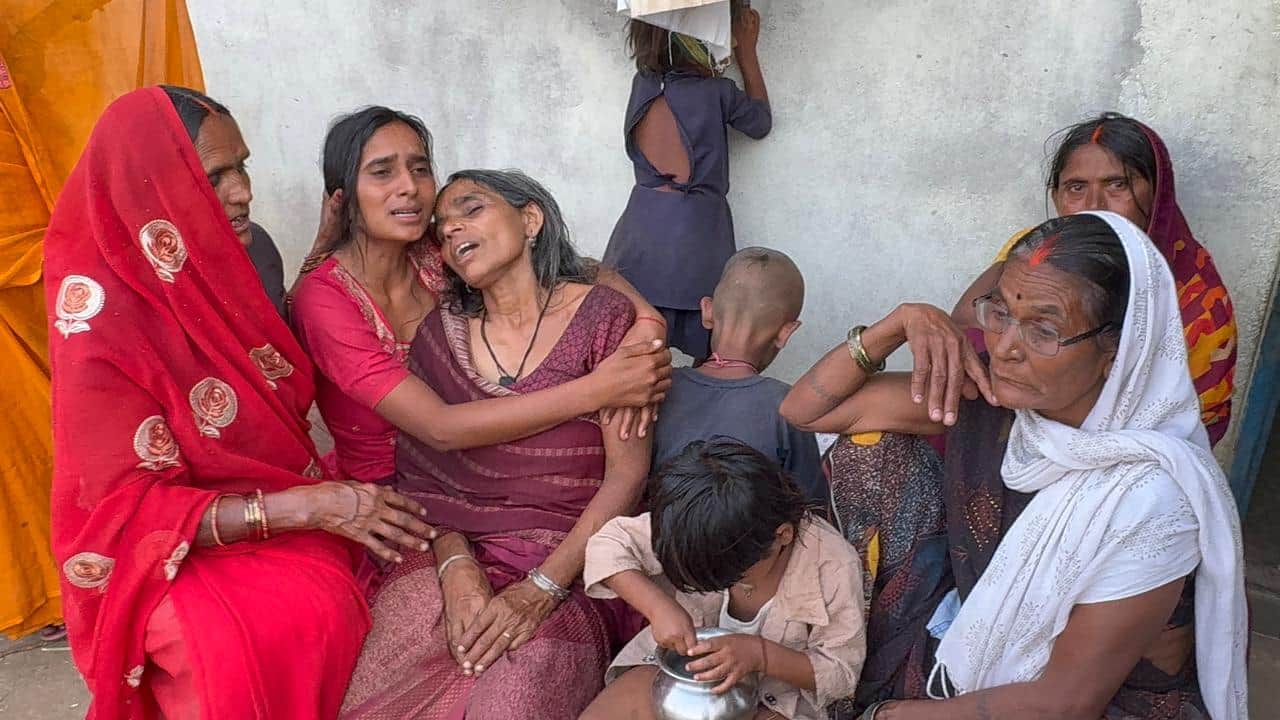 दुद्धी के केवाल गांव में मृतक चालक दीनानाथ यादव के घर रोते विलखते परिजन-संवाद