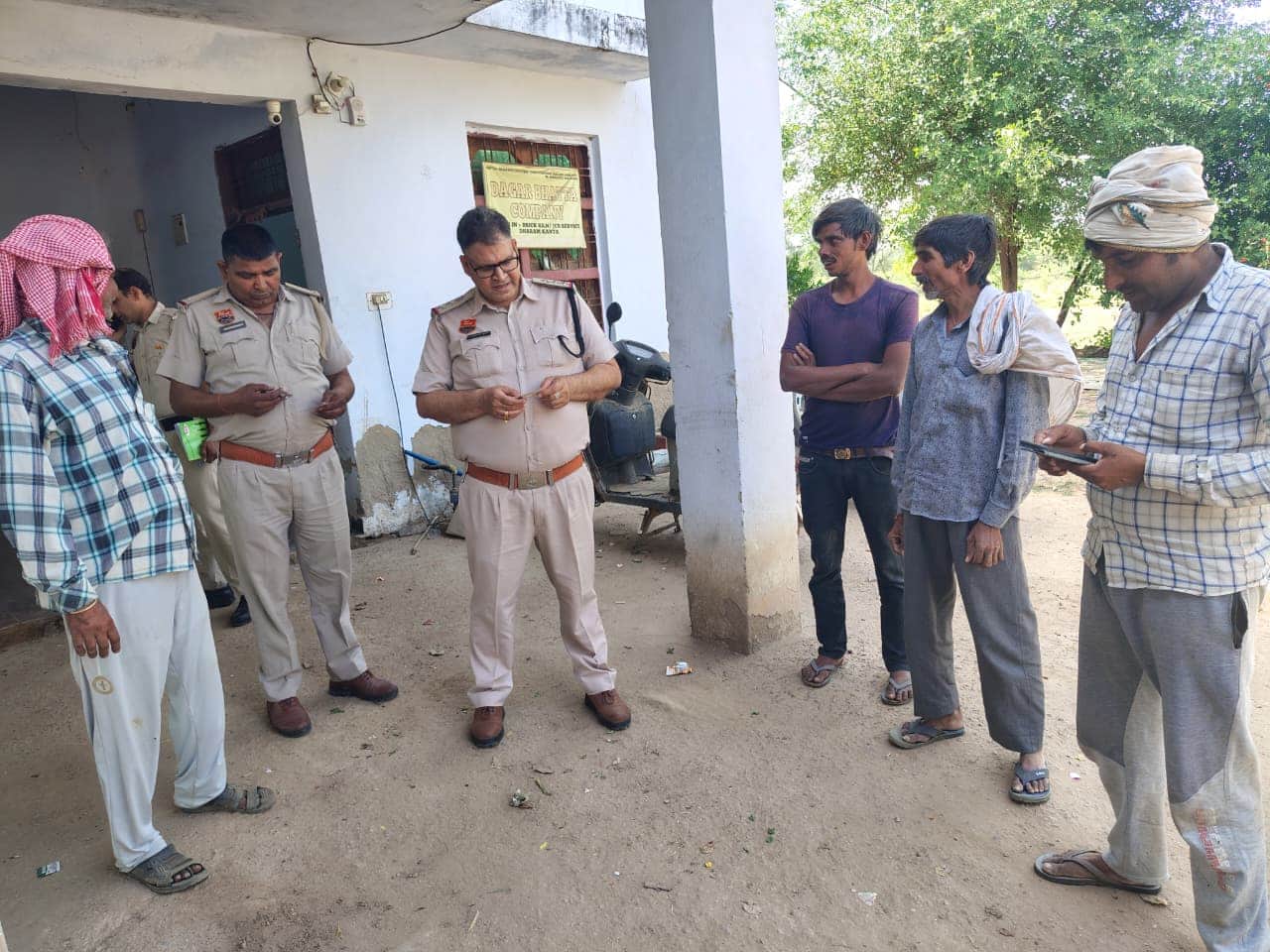 धारूहेड़ा में कागजों की जांच करती पुलिस टीम। स्रोत : पुलिस