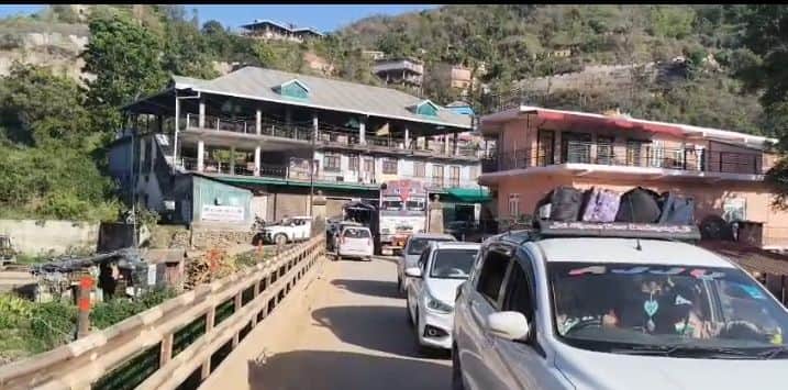 धार्मिक स्थल जोड़जी को जाने सड़क मार्ग पर लगा ट्रैफिक जाम। स्रोत : जागरूक पाठक