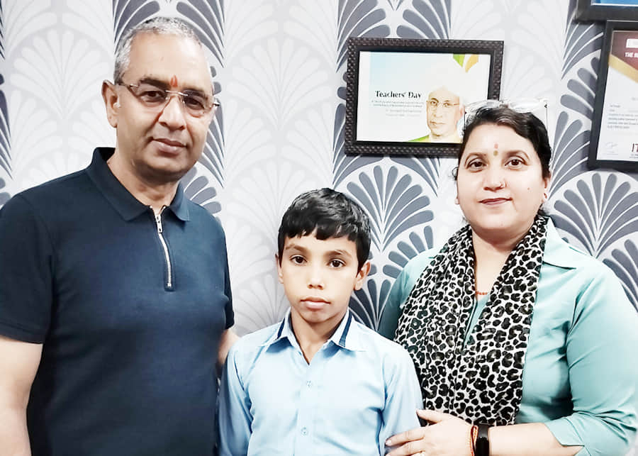 विजेता खिलाड़ी अक्ष अपने स्कूल प्रिंसिपल व निदेशक के साथ। संवाद