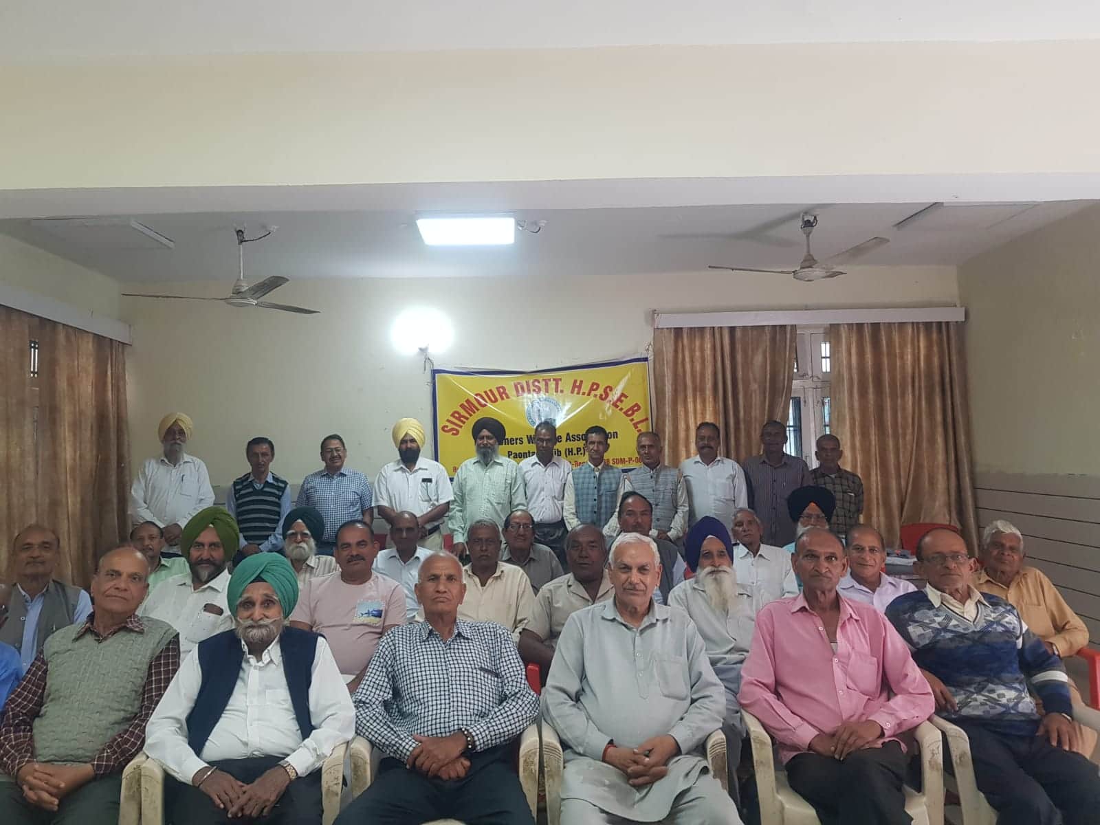 विद्युत बोर्ड पेंशनर वेलफेयर एसोसिएशन पांवटा साहिब की मासिक बैठक में मौजूद पेंशनर। स्रोत : संघ