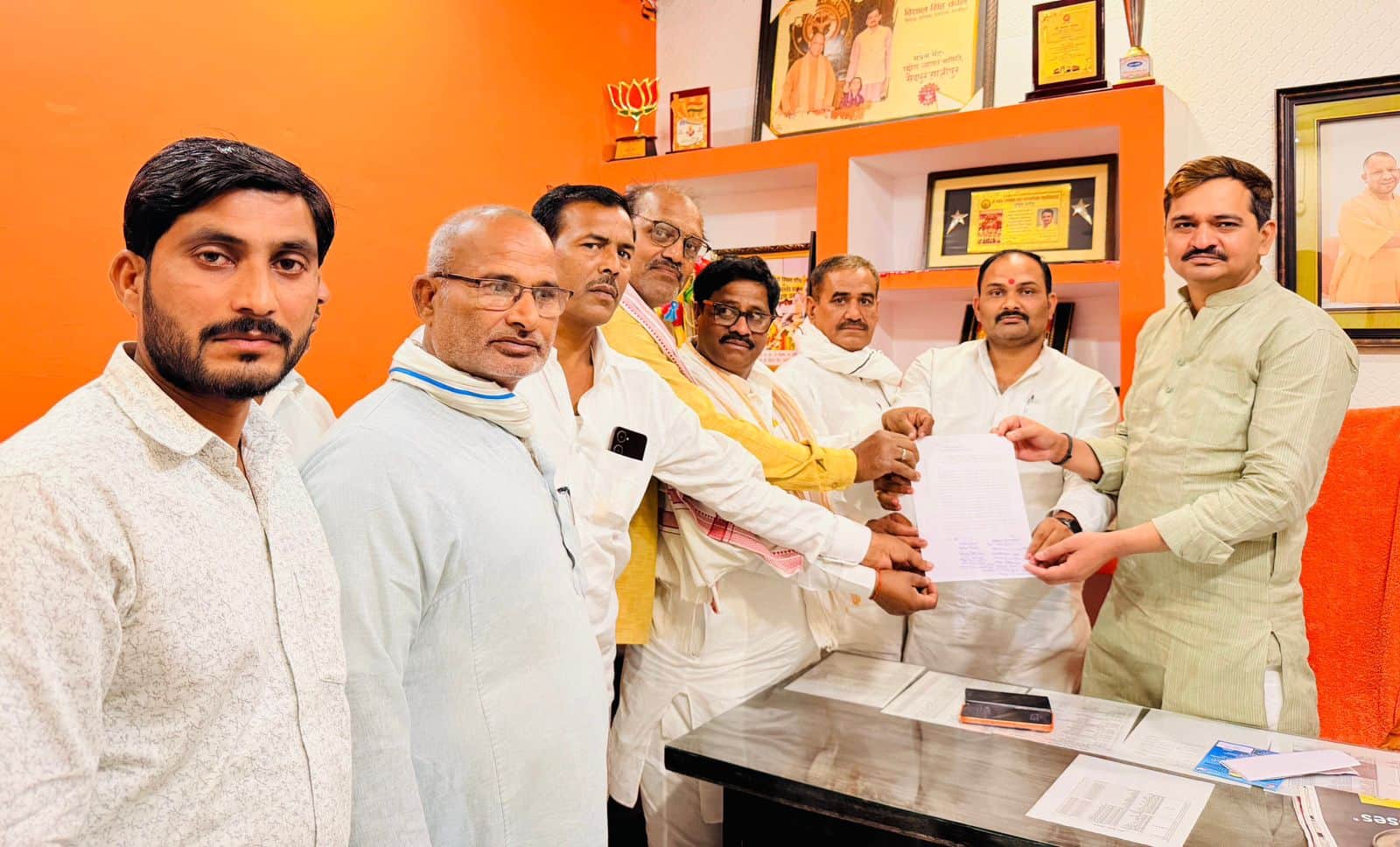 विधान परिषद सदस्य विशाल सिंह चंचल को पत्रक सौंपता प्रतिनिधिमंडल। स्रोत- स्वयं