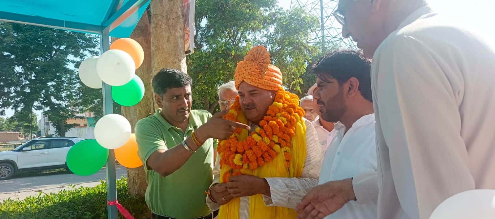 विधायक लक्ष्मण सिंह यादव का स्वागत करते लोग। स्रोत : प्रवक्ता