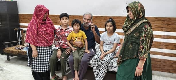 युद्ध विराम के बाद खाड़ी देशों से आने में हो रही परेशानी की खबर से संबंधित फोटो।  बहरनी में फं