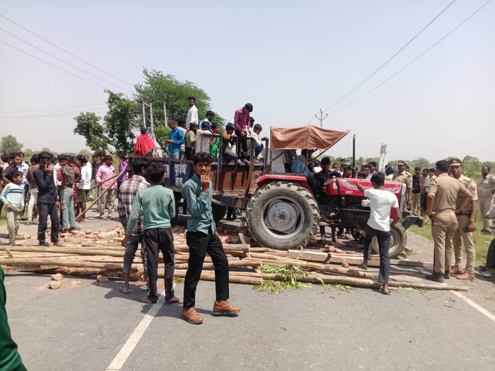 युवक की मौत के बाद ग्रामीणों एवं परिजन ने एटा शिकोहाबाद मार्ग पर लगा दिया जाम। संवाद