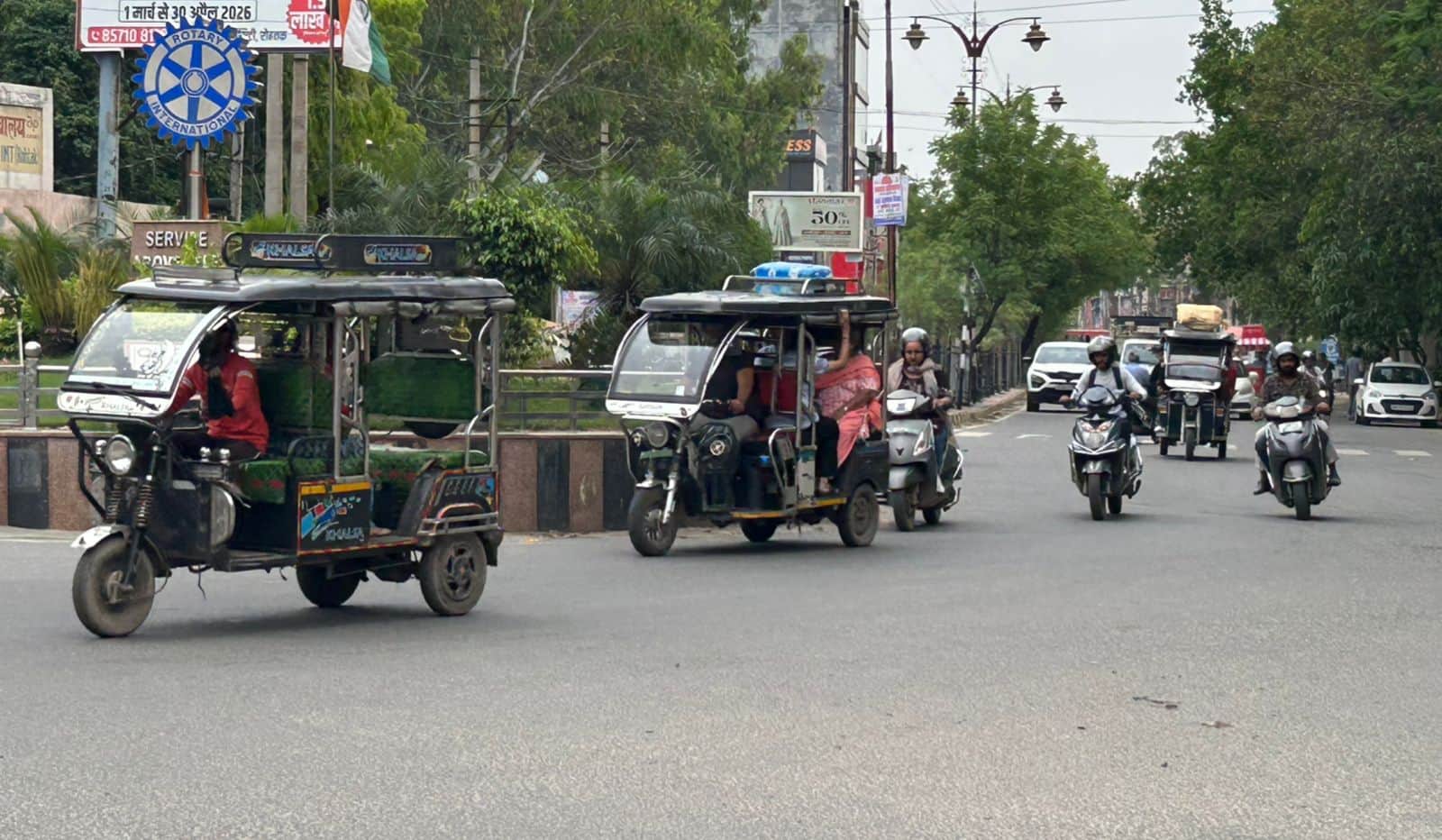 01 रोहतक के दिल्ली रोड पर चलते ई-रिक्शा। संवाद01 रोहतक के दिल्ली रोड पर चलते ई-रिक्शा। संवा